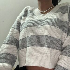 Chic V-Neck Sweater in Gray and White